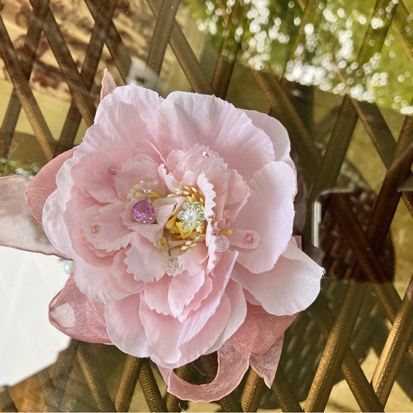 SINGLE PEONY WRISTLET CORSAGE - Picture 2 of 3
